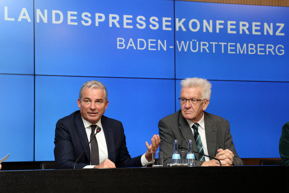 Pressekonferenz Regierungspressekonferenz Ministerpräsident Winfried Kretschmann (r.) und Innenminister Thomas Strobl (l.)
