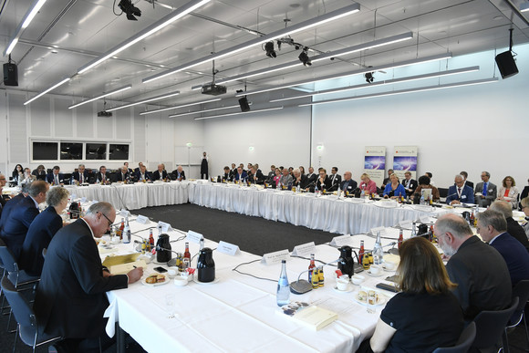 Mobilität Strategiedialog Automobilwirtschaft BW zieht erstes Resümee Blick in den Konferenzraum (© e-mobil BW / Studio KD Busch)