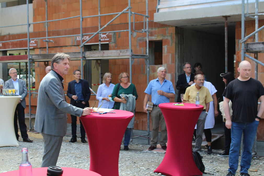 Minister Manne Lucha beim Richtfest des Neubaus „Wilden 13“ in Friedrichshafen