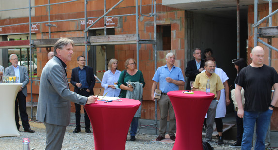 Minister Manne Lucha beim Richtfest des Neubaus „Wilden 13“ in Friedrichshafen