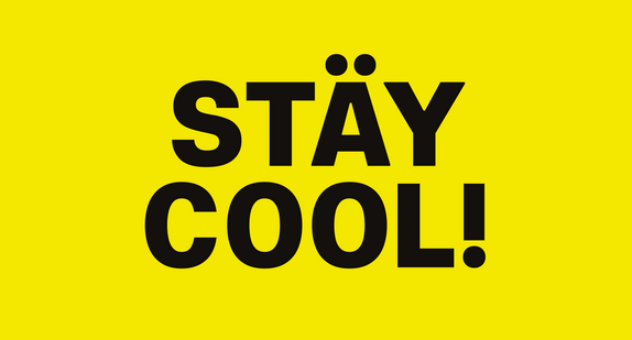 Schriftzug „Stäy cool!“ auf gelbem Hintergrund
