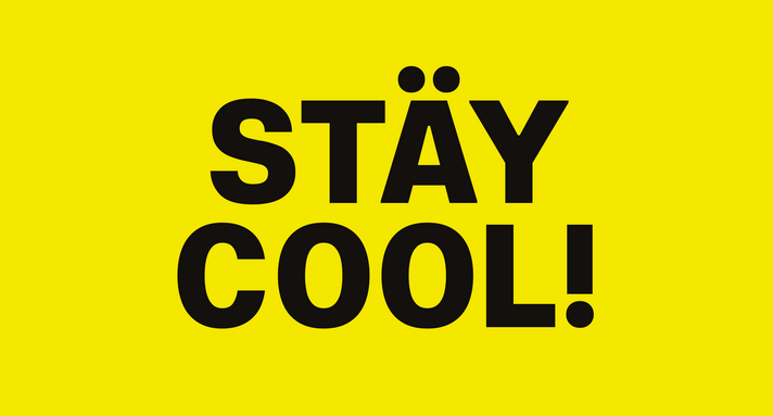 Schriftzug „Stäy cool!“ auf gelbem Hintergrund