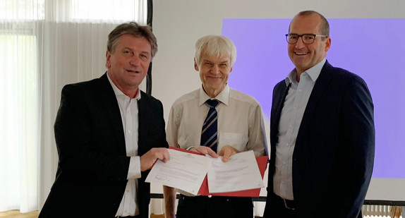 Minister Manne Lucha überreicht Rangendingens Bürgermeister Johann Widmaier im Beisein von Georg Link, Leiter des Sozialdezernats des Landratsamts Zollernalbkreis den Bescheid für die Quartiersförderung in Rangendingen.