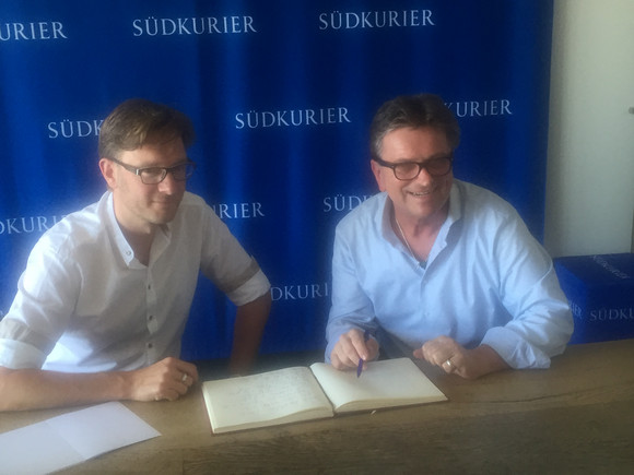 Sommertour 2018 Redaktionsgespräch beim Südkurier in Konstanz Minister Manne Lucha mit Südkurier-Chefredakteur Stefan Lutz im Gespräch