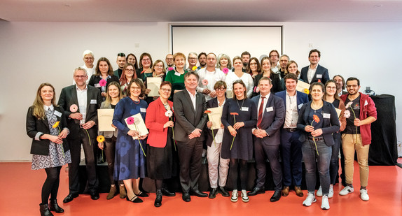 Gruppenfoto: Sozialminister Manne Lucha mit den Preisträgern des Ideenwettbewerbs Pflegeberuf im Hospitalhof Stuttgart