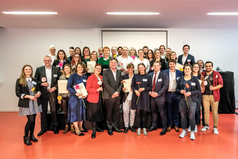 Gruppenfoto: Sozialminister Manne Lucha mit den Preisträgern des Ideenwettbewerbs Pflegeberuf im Hospitalhof Stuttgart
