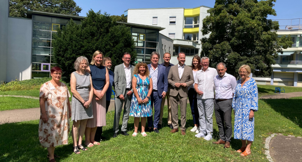 Minister Manne Lucha beim Gruppenbild im Seniorenzentrum St. Anna in Schwäbisch Gmünd