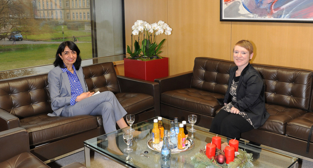 Landtagspräsidentin Muhterem Aras mit der Landes-Behindertenbeauftragten Simone Fischer in ihrem Büro im Landtag von Baden-Württemberg