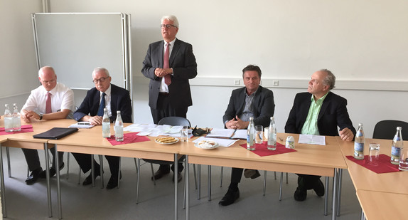 Zur Begrüßung im Integrationszentrum Heidenheim (IZH) überreichte Landrat Thomas Reinhardt Minister Lucha ein Exemplar des Integrationskonzeptes.