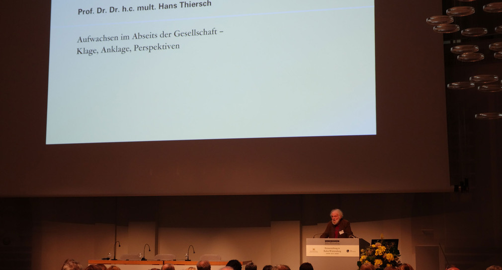 Prof. Dr. Dr. h.c. mult. Hans Thiersch spricht auf der Bühne