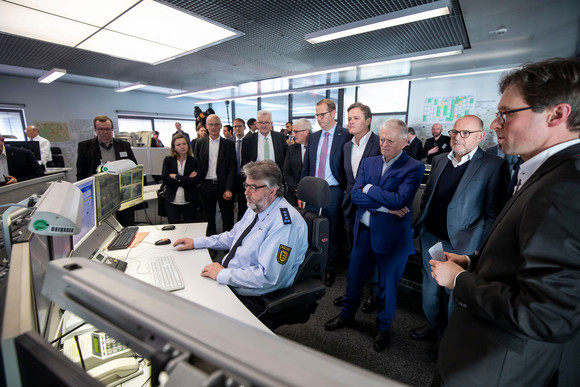 Luftreinhaltung Bündnis für Luftreinhaltung unterzeichnet Besuch in der Integrierten Verkehrsleitzentrale (Bild: Staatsministerium Baden-Württemberg)