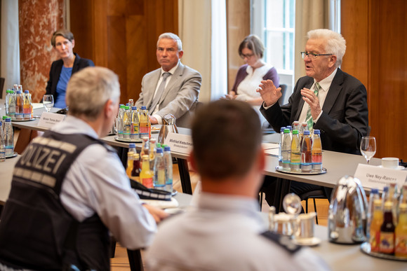 Inneres Gespräch mit Einsatzkräften bei Ausschreitungen in Stuttgart Ministerpräsident Winfried Kretschmann und Innenminister Thomas Strobl im Gespräch mit den Einsatzkräften am vergangenen Wochenende in Stuttgart (Bild: Staatsministerium Baden-Württemberg)