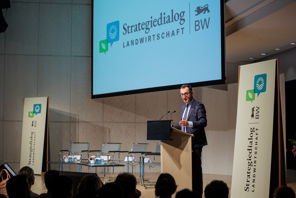 Landwirtschaft Auftakt des Strategiedialogs Landwirtschaft Bundeslandwirtschaftsminister Cem Özdemir bei seiner Rede