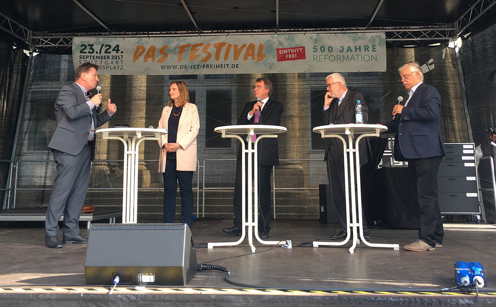 Minister Manne Lucha, Bürgermeisterin Isabel Fezer, Oberkirchenrat Dieter Kaufmann und Unternehmer Johannes Kärcher diskutieren auf Bühne