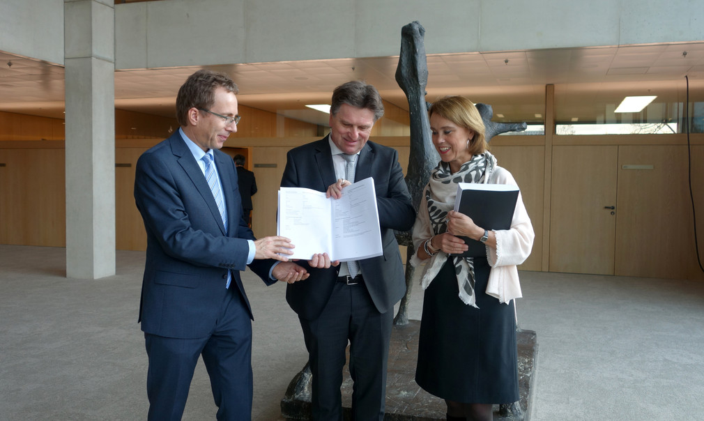Gerald Maier (Präsident Landesarchiv) übergibt Minister Manne Lucha und Petra Olschowski (Staatsekretärin im Ministerium für Wissenschaft, Forschung und Kunst) die vom Landesarchiv erstellte Liste.