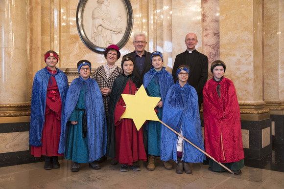 Tradition Kretschmann empfängt Sternsingergruppen Ministerpräsident Winfried Kretschmann und seine Frau Gerlinde (M.) mit den Sternsingern von St. Bartholomäus (Baden-Baden/Haueneberstein)