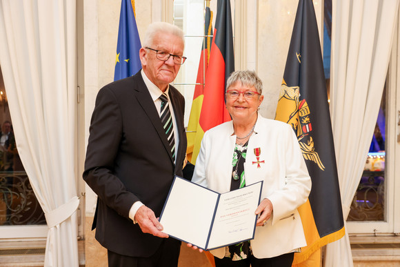 Tag des Ehrenamtes Kretschmann würdigt besonderes ehrenamtliches Engagement Ministerpräsident Winfried Kretschmann (links) und Brigitte Rayer-Pohland (rechts)