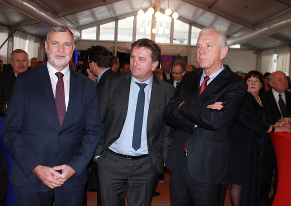 Gruppenfoto von Detlef Piepenburg (Landrat Landkreis Heilbronn, stellv. Aufsichtsratsvorsitzender SLK-Kliniken), Minister Manne Lucha und Harry Mergel (Oberbürgermeister der Stadt Heilbronn, Aufsichtsratsvorsitzender der SLK-Kliniken Heilbronn GmbH)