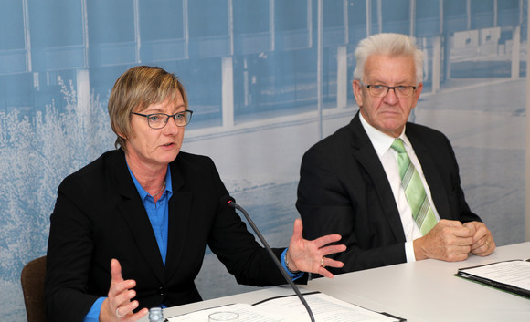 Pressekonferenz Regierungsentwurf des Landeshaushalts 2017 vorgestellt Ministerpräsident Winfried Kretschmann (r.) und Finanzministerin Edith Sitzmann (l.)