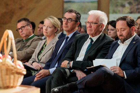 Landwirtschaft Auftakt des Strategiedialogs Landwirtschaft von links nach rechts: Landesagrarminister Peter Hauk, Landesumweltministerin Thekla Walker, Bundeslandwirtschaftsminister Cem Özdemir, Ministerpräsident Winfried Kretschmann und Staatssekretär Florian Hassler