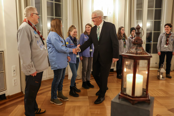 Aktion Pfadfinder übergeben Friedenslicht Ministerpräsident Winfried Kretschmann (Mitte) mit Pfadfinderinnen und Pfadfindern bei der Übergabe des „Friedenslichts“
