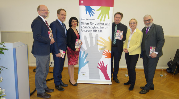 Gruppenfoto von Prof. Dr. Hans-Werner Huneke (Rektor der Pädagogischen Hochschule Heidelberg), Prof. Dr. Eckart Würzner (Oberbürgermeister der Stadt Heidelberg), Landtagspräsidentin Muhterem Aras, Minister Manne Lucha, Dörthe Domzig (Leiterin des Amtes für Chancengleichheit) und Wolfgang Erichson (Bürgermeister der Stadt Heidelberg)