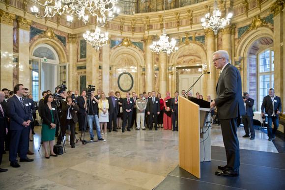 Fastenbrechen Kretschmann lädt zum Iftar-Empfang ein Ministerpräsident Winfried Kretschmann (r.) bei seiner Ansprache beim Iftar-Empfang