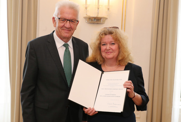 Auszeichnung Verdienstorden des Landes für Barbara Traub Ministerpräsident Winfried Kretschmann (l.) und Barbara Traub (r.)