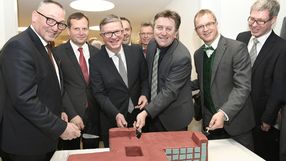 Günter Riemer (Bürgermeister, Kirchheim unter Teck), Prof. Dr. Christian Jacob (Chefarzt der Klinik für Psychiatrie und Psychotherapie medius Klinik Kirchheim), Heinz Eininger (Landrat, Landkreis Esslingen), Gesundheitsminister Manne Lucha, Thomas A. Kräh (Geschäftsführer medius Kliniken) und Marcus Zehle (Architekt, HSP Planungsgesellschaft) schneiden Kuchen an