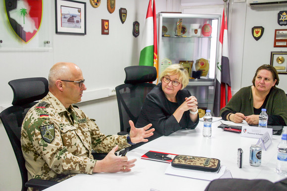 Delegationsreise Besuch in der Autonomen Region Kurdistan-Irak Wissenschaftsministerin Theresia Bauer (M.) und Staatsministerin Theresa Schopper (r.) informieren sich im Bundeswehrcamp Stephan in Erbil über die regionale Sicherheitssituation.