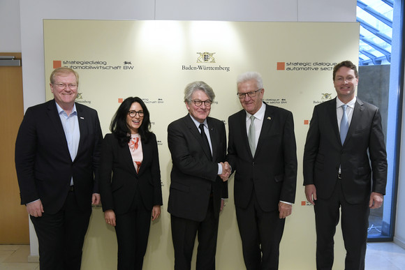 Transformation Treffen des Strategiedialogs Automobilwirtschaft in Brüssel von links nach rechts: Dr. Stefan Hartung, Vorsitzender der Geschäftsführung der Robert Bosch GmbH, Barbara Frenkel, Mitglied des Vorstands der Dr. Ing h.c. F. Porsche AG, Thierry Breton, EU-Kommissar für Binnenmarkt und Dienstleistungen, Ministerpräsident Winfried Kretschmann und Ola Källenius, Vorstandsvorsitzender der Mercedes-Benz Group AG
