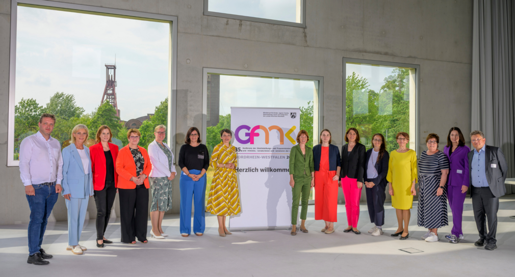 Die Teilnehmenden der GFMK haben sich zum Gruppenbild aufgestellt.