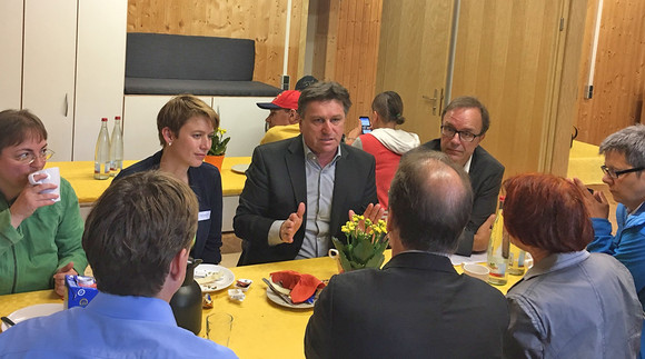 Minister Manne Lucha beim gemeinsamen Frühstück im Berberdorf in Esslingen mit Katharina Kiewel (Landratsamt Esslingen), Regine Glück (eva Evangelische Gesellschaft Stuttgart), Michael Waldmann (Kreisdiakonieverband Landkreis Esslingen), Dr. Jürgen Armbruster (eva Evangelische Gesellschaft Stuttgart) und Andrea Lindlohr (Landtagsabgeordnete, Arbeitskreis Wirtschaft, Arbeit und Wohnungsbau) 