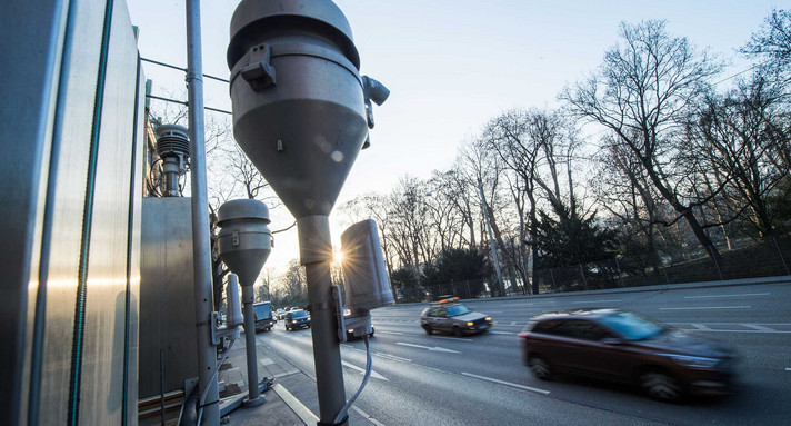 Autos fahren an der Feinstaubmessstation „Am Neckartor“ in Stuttgart vorbei.