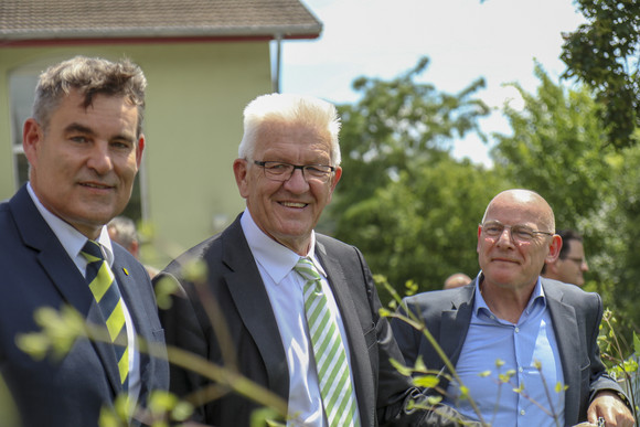 Delegationsreise Kretschmann besucht die Schweiz Christian Amsler (l.), Regierungspräsident des Kantons Schaffhausen, Ministerpräsident Winfried Kretschmann (M.) und Verkehrsminister Winfried Hermann (r.)