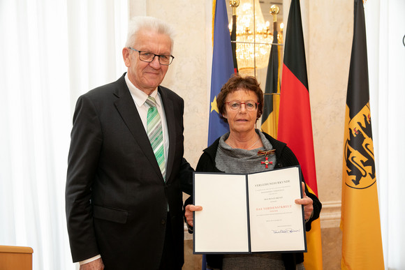 Auszeichnung Kretschmann würdigt besonderes ehrenamtliches Engagement Ministerpräsident Winfried Kretschmann (l.) und Renate Brunst (r.) (Bild: Staatsministerium Baden-Württemberg)