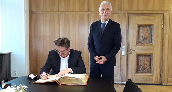 Minister Lucha trägt sich am 17. August 2016 ins Goldene Buch der Stadt Heilbronn ein