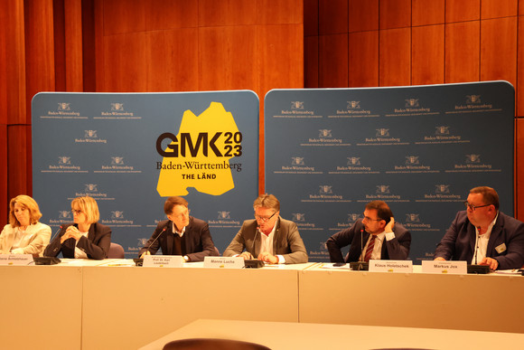 Pressekonferenz der GMK 2023 in Friedrichshafen mit Minister Manne Lucha (Baden-Württemberg), Senatorin Melanie Schlotzhauer (Hamburg), Ministerin Prof. Dr. Kerstin von der Decken (Schleswig-Holstein), Staatsminister Klaus Holetschek (Bayern) und Bundesgesundheitsminister Prof. Dr. Karl Lauterbach.