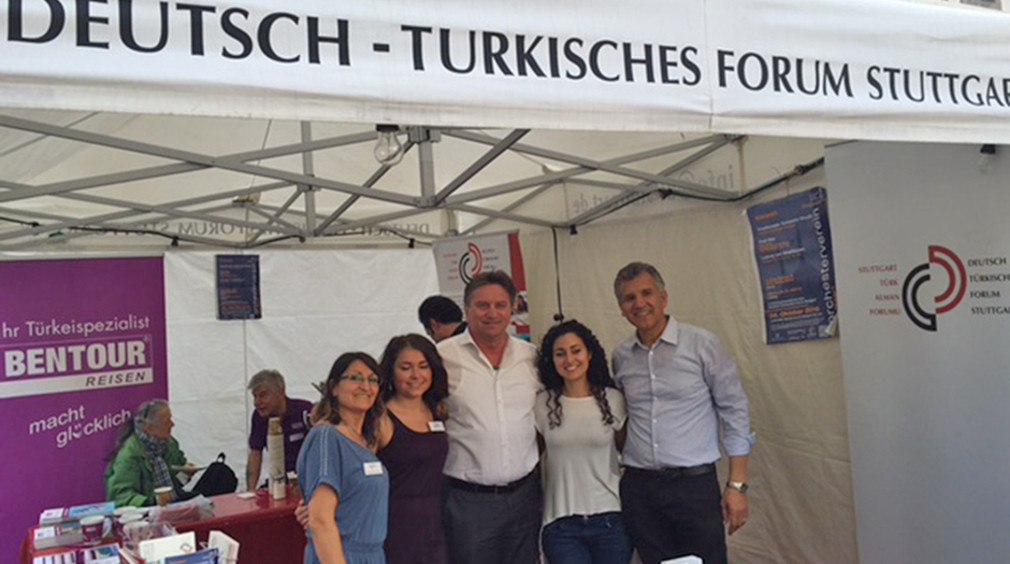Minister Lucha besuchte den Stand des Deutsch-Türkischen-Forums Stuttgart.