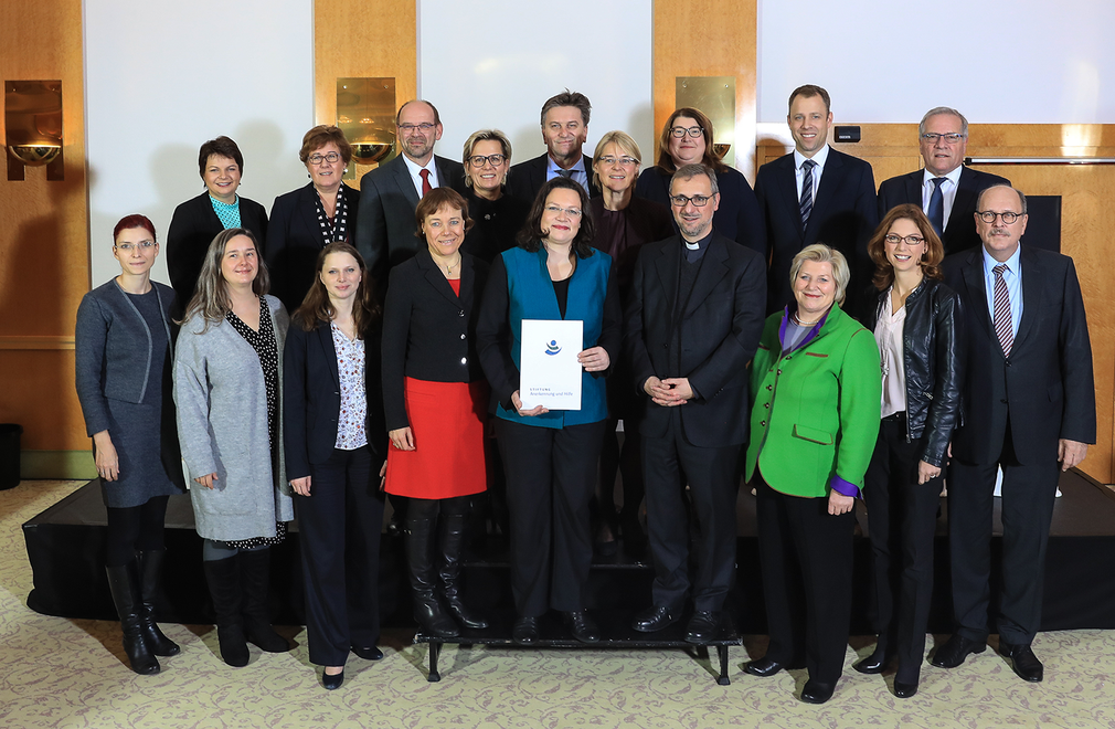Gruppenbild der Vertreter von Bund, Ländern und Kirchen mit Bundessozialministerin Andrea Nahles (Foto: Sonja Paar) 