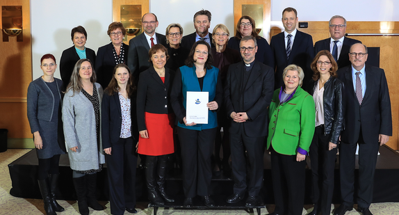 Gruppenbild der Vertreter von Bund, Ländern und Kirchen mit Bundessozialministerin Andrea Nahles (Foto: Sonja Paar) 