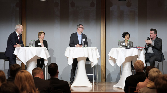 Podiumsdiskussion mit Dr. Antje Erler (Institut für Allgemeinmedizin, Goethe-Universität Frankfurt am Main), Landrat Thomas Reumann, Moderator Ingo Bach, Dr. Thuy-Nga Pham (University Toronto) und Sozial- und Integrationsminister Manne Lucha