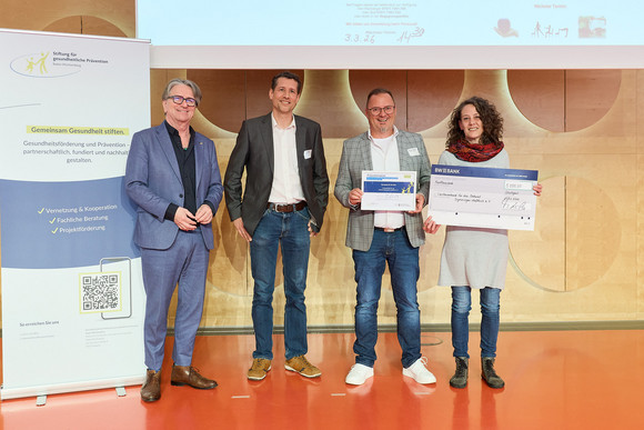 Preisverleihung des Präventionspreises: Minister Manne Lucha übergibt Scheck und Urkunde an Preisträger Caritasverband für das Dekanat Sigmaringen-Meßkirch e. V., Sigmaringen.