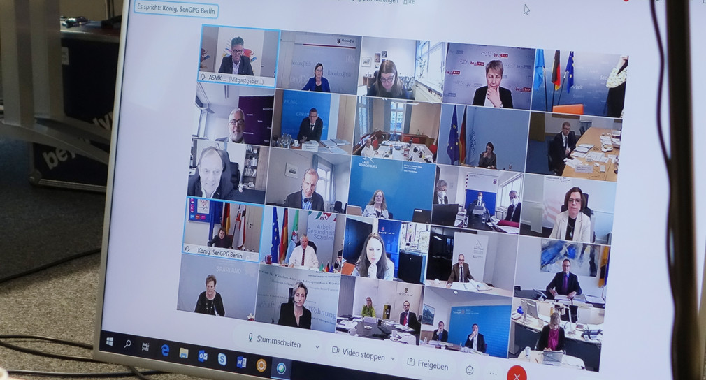 Bildschirm zeigt Teilnehmende einer Videokonferenz