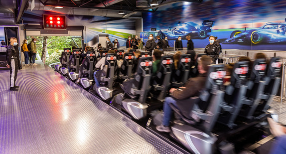 Besucher des Europa-Parks sitzen in einem Zug der Achterbahn SilverStar.
