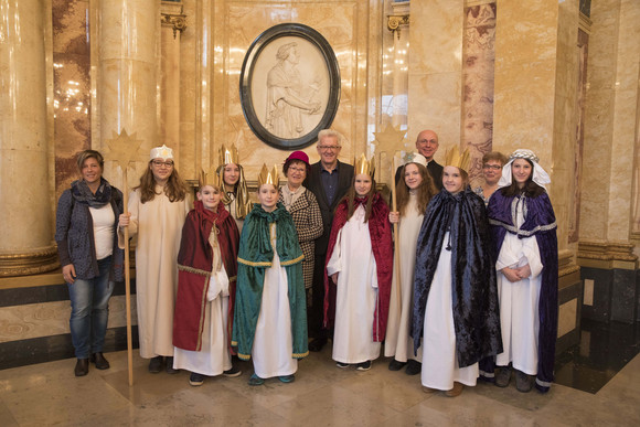 Tradition Kretschmann empfängt Sternsingergruppen Ministerpräsident Winfried Kretschmann und seine Frau Gerlinde (M.) mit den Sternsingern der Kirchengemeinde St. Lukas – Teilgemeinde zum Heiligen Bruder Klaus (Reutlingen)