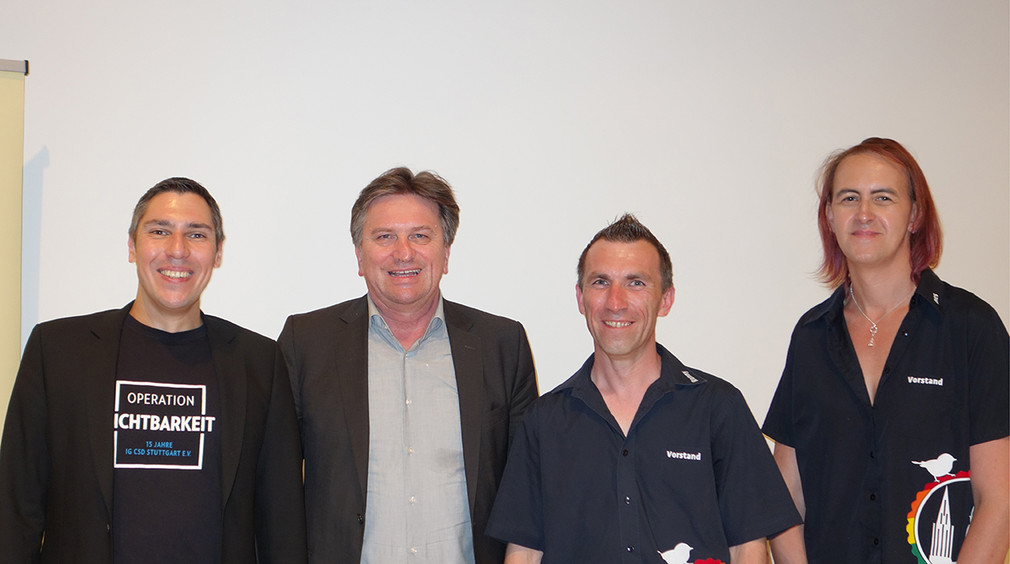 Minister Manne Lucha mit Christoph Michl von der IG CSD Stuttgart e. V., Ronny Takacs und Ines Ims vom CSD Ulm.Neu-Ulm