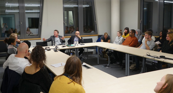 Minister Manne Lucha im Gespräch mit Studierenden der Universität Stuttgart