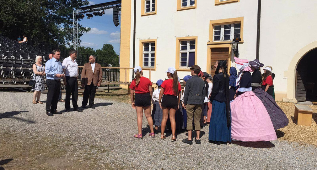 Mitglieder der Kindertheatergruppe „Freudekids“ in Ühlingen-Birkendorf begrüßen Minister Manne Lucha