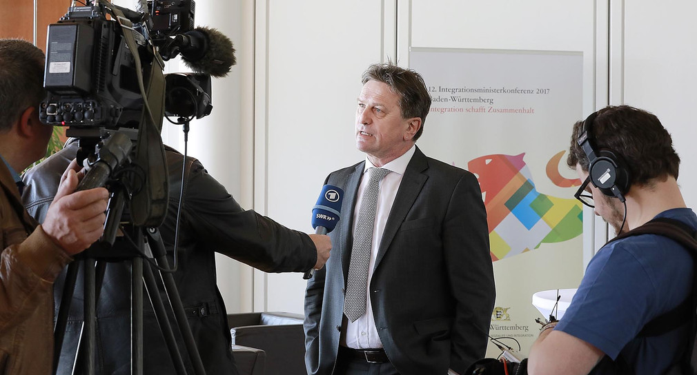 Sozial- und Integrationsminister Manne Lucha beim Interview